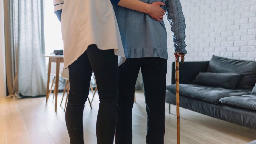 老夫老妻，一身病痛老人家仍要買菜、下廚照顧77歲老伴