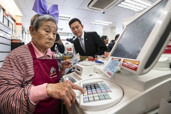 讓失智老人為您服務吧 新竹首間「幾點了咖啡館」開張！