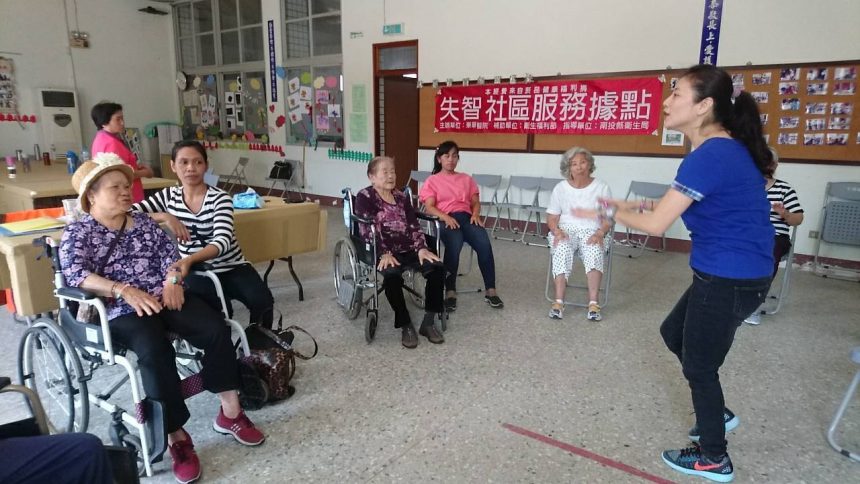 南投東華醫院開辦課程 外籍看護陪同老人上課唱歌跳舞改善失智