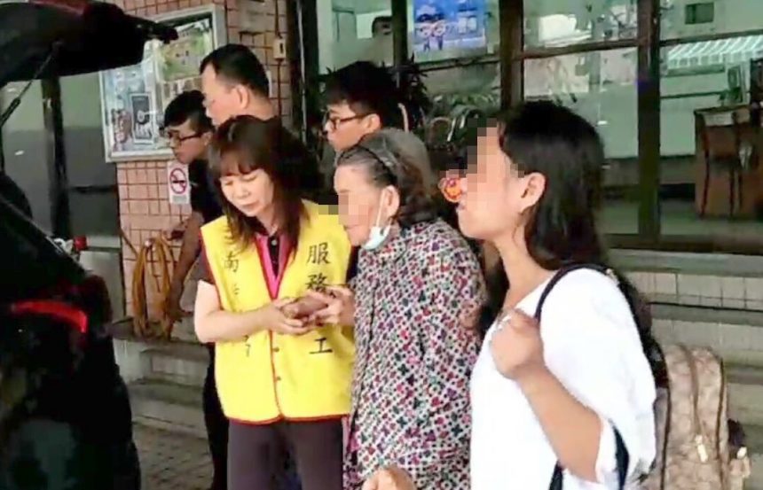 推著老人出門的新手外籍看護路不熟迷路警察協助返家