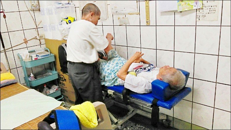 長照補助獨力照顧癱瘓妻的老人