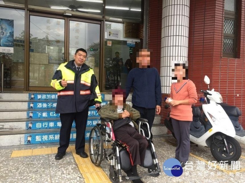 外籍看護與失智長輩迷路，幸好遇到了熱心警助返家